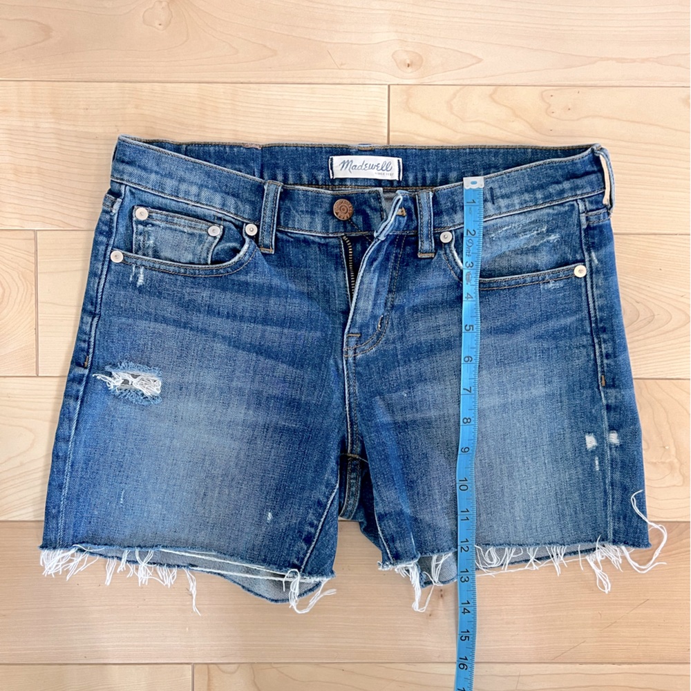 Madewell cutoff shorts / size 26 / medium blue denim